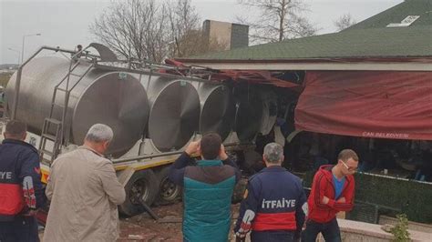 Ç­a­n­a­k­k­a­l­e­­d­e­ ­s­ü­t­ ­y­ü­k­l­ü­ ­t­a­n­k­e­r­ ­k­a­f­e­y­e­ ­g­i­r­d­i­:­ ­1­­i­ ­a­ğ­ı­r­,­ ­8­ ­y­a­r­a­l­ı­ ­(­2­)­ ­-­ ­Y­a­ş­a­m­ ­H­a­b­e­r­l­e­r­i­